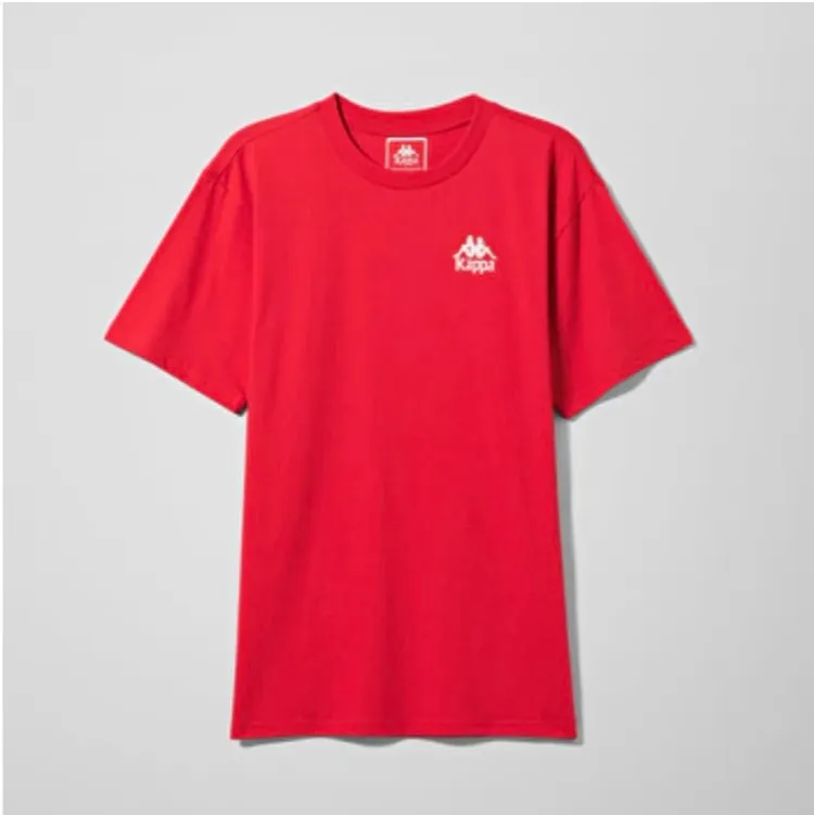 Snygg tshirt från kappa! Original pris 400 och knappt använd. Passar xs-m beroende på hur man vill att den ska sitta! Har inget negativa. Säljer pga har för många T-shirtar💗. T-shirts.