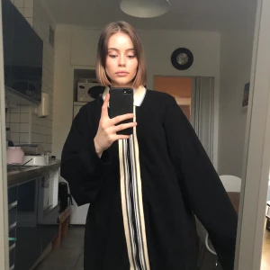 Stussy svart kofta - Fin varm långärmad kofta från stussy i storlek XL!!! Passar även en som mig som är liten men gillar oversized  