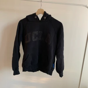 Svart hoodie - Intressekoll på min favorit hoodie, strl xs/s. Använt skick. Skriv om du är intresserad eller undrar något💕 buda 