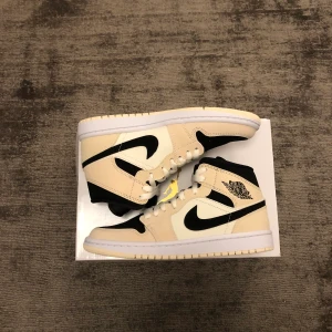 Air Jordan 1 Mid W Guava Ice - Hej. Jag säljer några helt nya par Air Jordan 1 Mid W Guava Ice i storlekarna 37,5, 38 och 38,5 för 2000kr st.                                                            Fraktar samma eller nästa dag efter betalning. Storlekarna 38 och 38,5 är sålda.