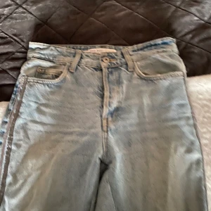Jeans från zara - Ljusblå jeans i strlk 36