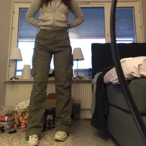 Camo byxor - Camo byxor i jeans material strlk S ganska höga i midjan å långa i benen, innerbenslängd är 105cm midjan är 75cm å höfterna är 85-90cm❤️❤️.  Snabb affär för 300kr❤️❤️