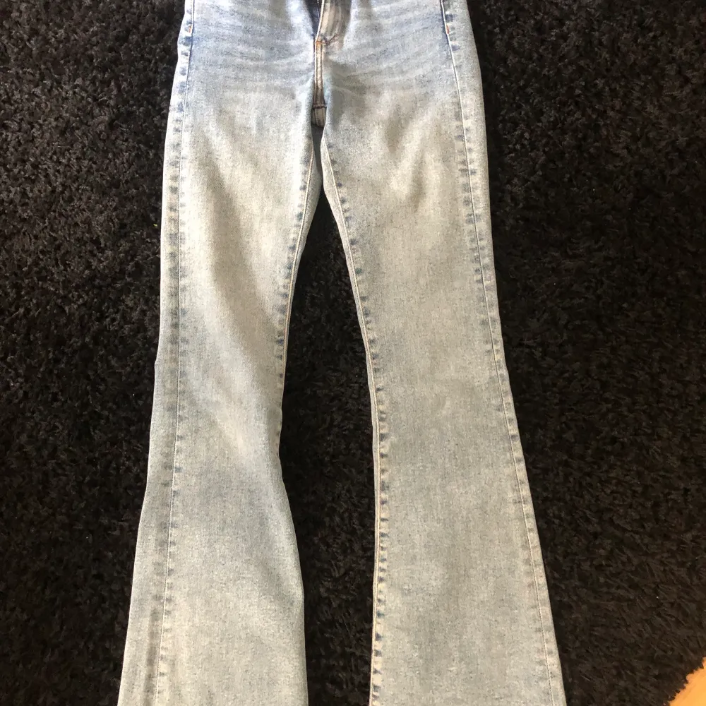 Ett par bootcut jeans från Bikbok! Väldigt fina, bra skick! . Jeans & Byxor.