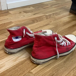 Converse - Röd converse. Har storlek 42. Lite sliten på ena skorn. Och lite inuti.