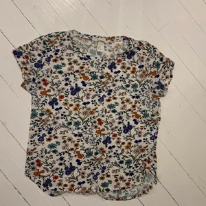 Blommig tröja - En gullig blommig tröja som aldrig använts💛💛