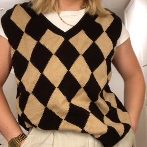 Rutig väst - Säljer denna väst som jag köpt på second hand eftersom jag tyvärr inte använder den längre. Köparen står för frakt ❣️