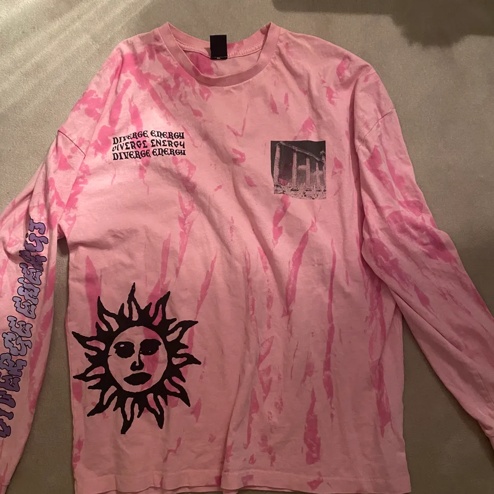 Säljer min snygga tie dye tröja från Urban outfiters. Sälj pga lite för stor för mig och kommer då inte till användning.. köpt för 579kr. Buda i kommentarerna!💋. Tröjor & Koftor.