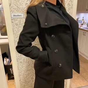 Kappa från H&M - Säljer min svarta kappa ifrån H&M i storlek 34. Tveka inte på att höra av dig om du har några frågor eller om du är intresserad av att köpa!! 🥰🥰 