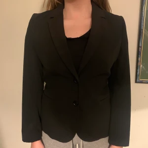 Kavaj/Blazer Stl 38 - Knappt använd, svart, kavaj/blazer. Storlek 38, från KappAhl. 