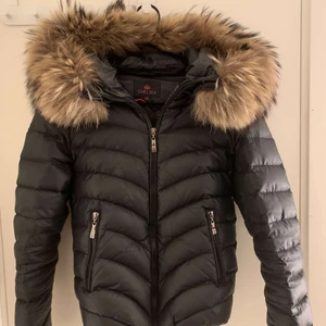  jacka  - jacka från Chelsea, storlek 38. Köptes för ca 1,5 år sen på Miinto. Sparsamt använd, ser ny ut! nypris 2000! 💕💕 skriv för mer bilder!Pälsen äkta!!