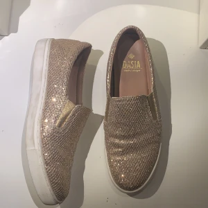 Skor - Skor från Dasia köpte för 900kr använt 3 gånger. Unika guldiga skor. Buda