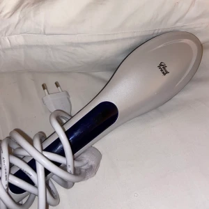 Värmeborste  - använt ett fåtal gånger, den har legat i lådan bara men funkar fortfarande. Vid snabb affär är priset inte satt i sten.