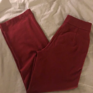 Byxor   - Jätte fina mörkröda byxor från bikbok. Sitter väldigt bra och är i en straightleg modell. Bara använd ett fåtal gånger. De har även en dragkedja vid höften. Ny pris ca 300 kr. Skriv för fler bilder :)