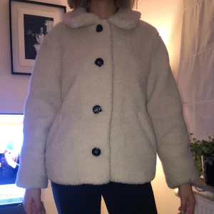 Teddyjacka - En beige teddyjacka i storlek M från bikbok! Jättegosig oC varm, en liten fläck men den syns inte om man stänger jackan❤️ skriv för fler bilder!