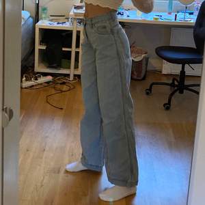 Snygga jeans från märket monkeegenes, strl 26 men tycker nog dom är lite mindre