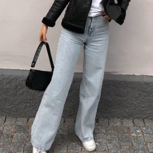 Jeans ifrån Zara - I fint skick, köparen står för frakten. 