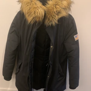 Svea jacka - Svart Sveajacka i fint skick, knappt använd då jag äger 35 jackor och håller nu på att sälja av en del 😂 nypris 2999:-