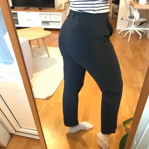 Mörkblå kostymbyxor - Mörkblå kostymbyxor från COS som nu ersatts av ett par nya blå favoriter. Om du köper någonting i min shop för över 50kr så får du något för 20kr på köpet (det finns en hel del att välja bland).