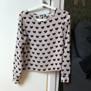 HM/ Divided blus - Beige blus med svarta hjärtan 🖤 på. 