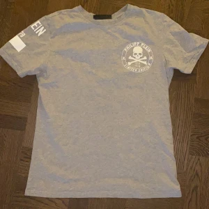 Philipp Plein - Säljer min pappas philipp plein t-shirt som nypris kostar runt 8000kr. Har inget kvitto så därför säljer jag den bara för 1500kr, stl s