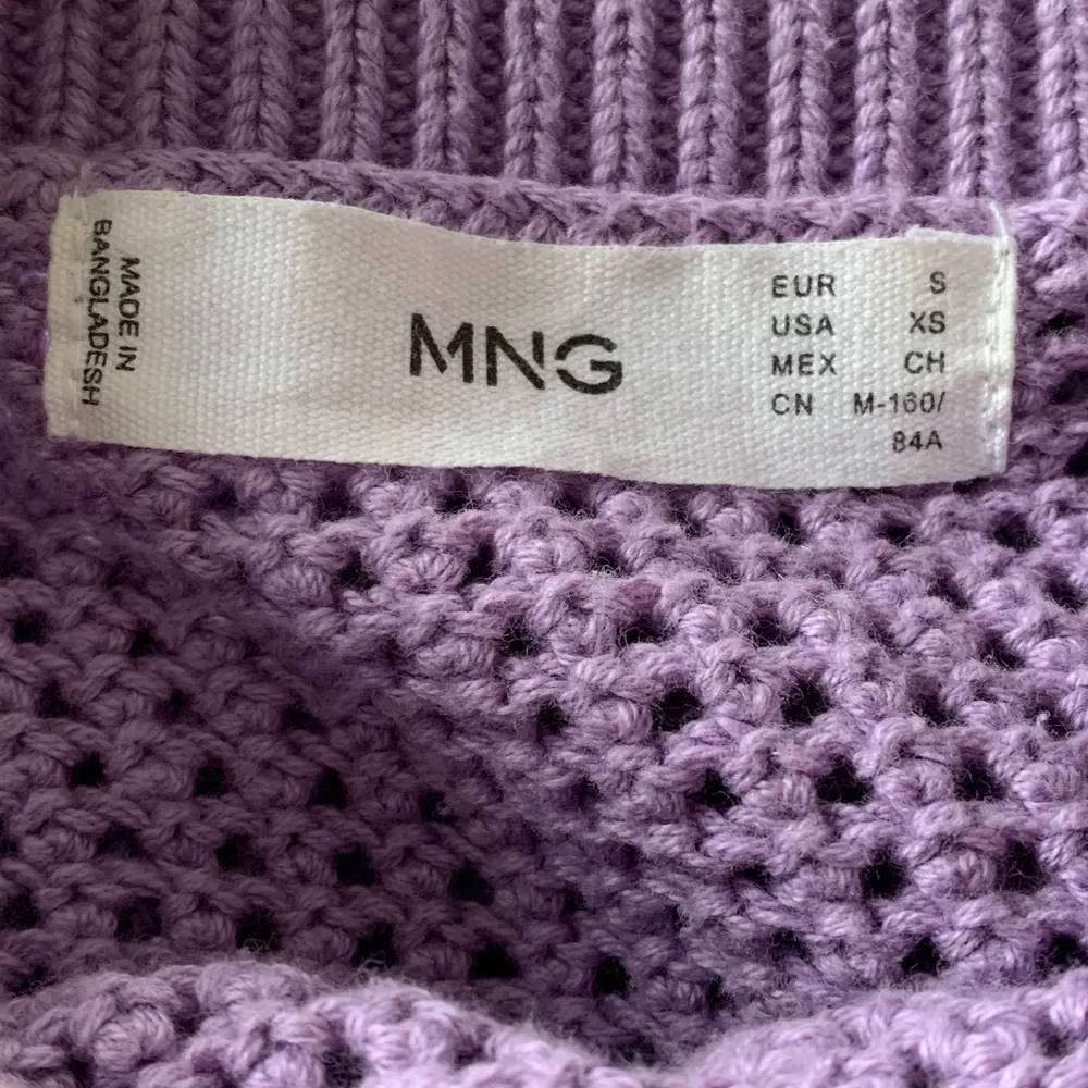 Säljer denna tröjan från Mango. Säljer pga ingen användning. Använd ett fåtal gånger, nyskick. Köpt för bara några månader sedan. Frakt tillkommer. Nypris: 230kr. Tröjor & Koftor.