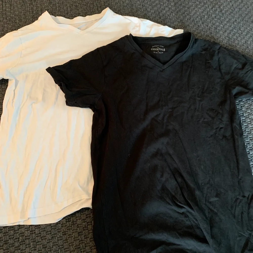 Svart o vit tshirt, storlek S. Passar både killar o tjejer, är dock från killavdelningen. 2st=30kr+frakt,1st=20kr+frakt.. T-shirts.