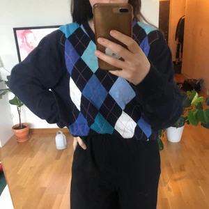 Rutig vintage tröja - Rutig mörkblå tröja köpt second hand. Storlek L men tror det är en herrmodell så skulle säga att den passar allt mellan XS-XL beroende på passform. Jag har storlek XS/S. Frakt tillkommer! 