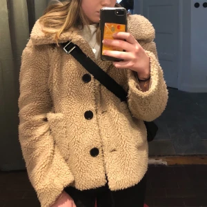 Even&Odd teddyjacka strl 34 - Knappt använd och är därför i väldigt bra skick. Den är strl 34 men passar även mig som vanligtvis har 36. Den är varm och skön och inget att anmärka på. Verkar inte säljas längre men köptes förra hösten på Zalando.