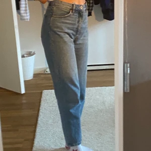 Mom jeans - Mellanblå mom jeans från Monki i modellen taiki! Sköna och stretchiga❣️ Frakt tillkommer för 40 kr 