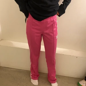 Rosa adidasbyxor - Rosa trackpants i storlek 36, passar perfekt för mig som är 162! 💞 Bra skick! Köparen står för frakt