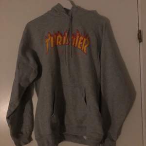 Säljer min gråa trasher hoodie! Inte använts på ett bra tag, köpt på Hollywood i stockholm för 899! köparen står för frakt🧡
