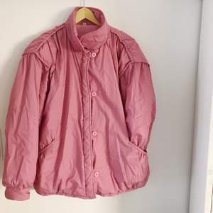Säljer en unik rosa 80-tals jacka 🌸. 300kr plus 63kr i frakt 📦 .