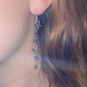 Örhängen  - Handgjorda örhängen med turkosa glaspärlor, krokarna är av silvertråd❣️ (frakt ingår i priset)