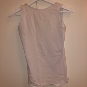 Vit linne - Vit basic linne. Aldrig använd. Storlek 32. Kunden står för frakten🤍🤍🤍