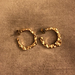 örhängen  - riktigt coola örhängen i guld!!