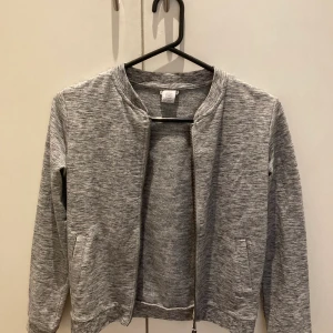 Tröja med dragkedja  -  En helt ny tröja med dragkedja som aldrig används❤️❤️