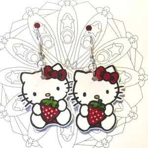 Hello Kitty örhängen gjorda av krympplast. Aldrig använda såklart. Frakt tillkommer på 11 kr. 🎀