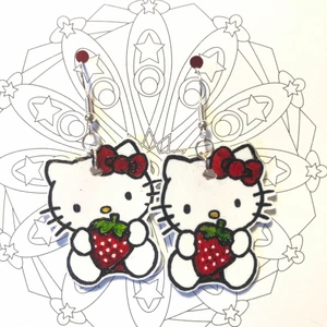 Örhängen Hello Kitty - Hello Kitty örhängen gjorda av krympplast. Aldrig använda såklart. Frakt tillkommer på 11 kr. 🎀