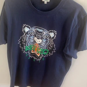 Kenzo Storlek M - Hej säljer nu min kenzo tröja blå i storlek M! Säljer den pga jag bytt stil och inte använder den längre, de inga fel på den men har används några få gånger.