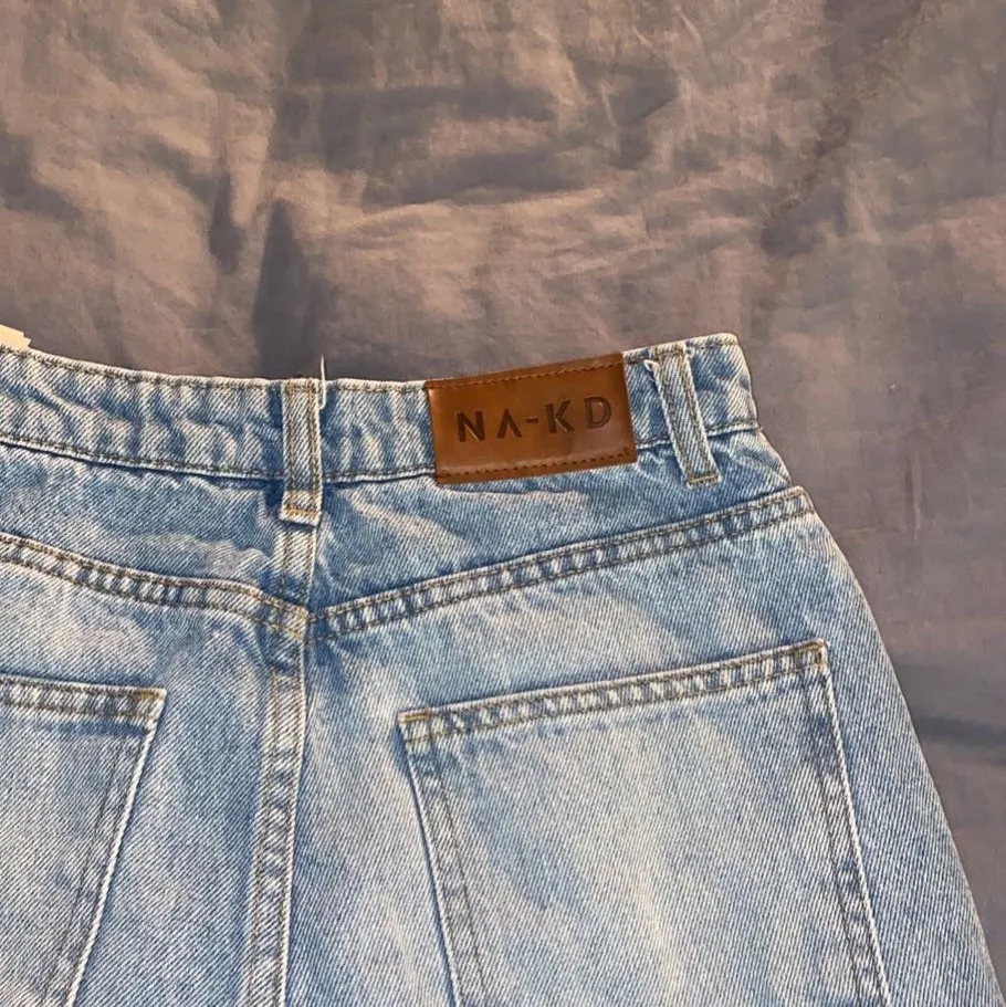 Knappt använda lite skrynkliga pågrund av de legat i garderoben. Ny pris 599kr. Jeans & Byxor.