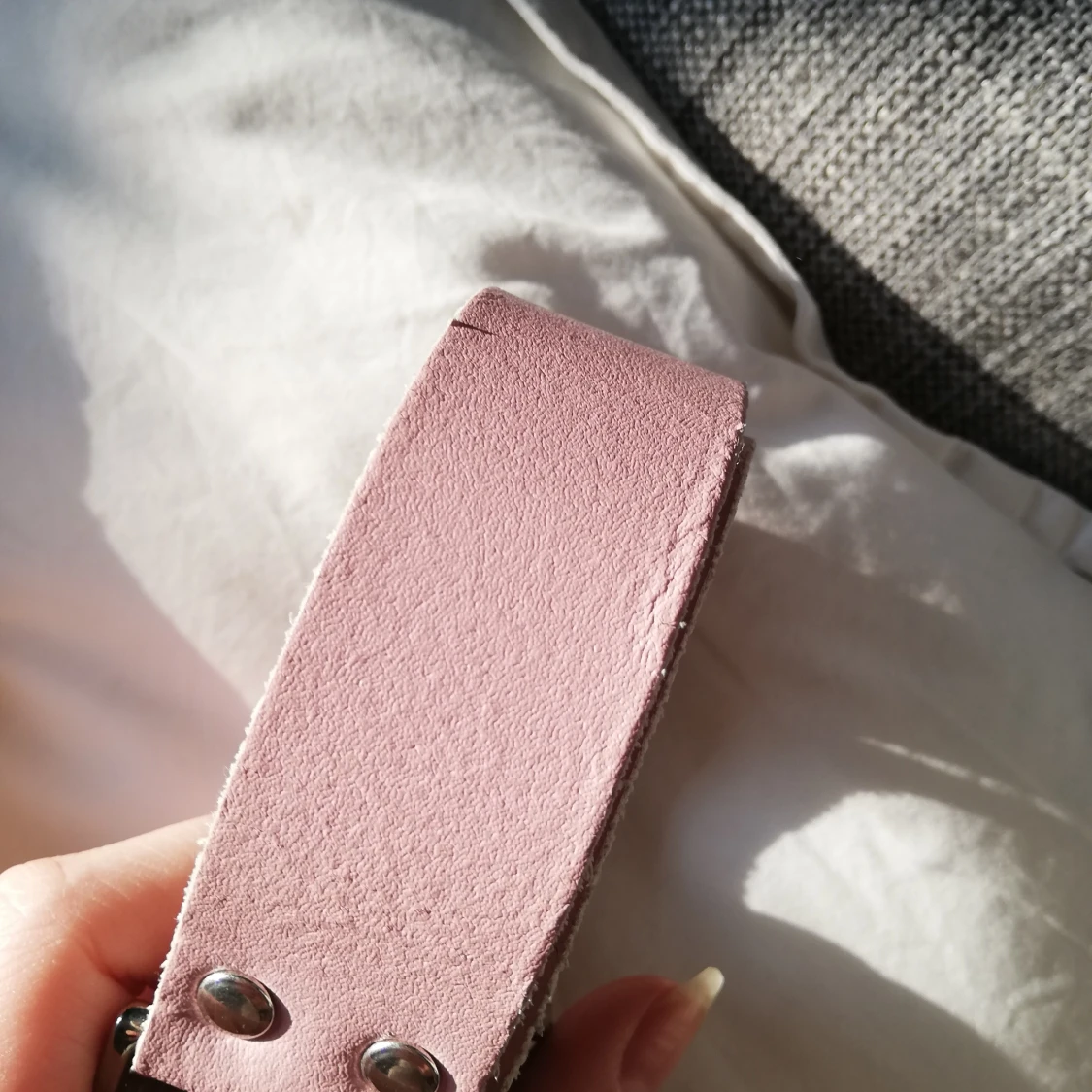 Ljusrosa läderskärp 75cm  - 91