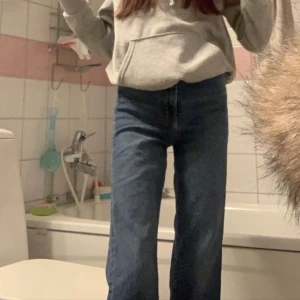 Trendiga jeans från H&M  - Dessa köpte jag för 500kr i H&M, har aldrig andvänt de pga jag inte gillade de så mycket jag gillar mer skinny jeans men de som gillar mer baggy är dessa perfekta! De är high waisted i midjan och raka i benen. Skriv till mig om ni vill ha fler bilder! 💕🥰✨