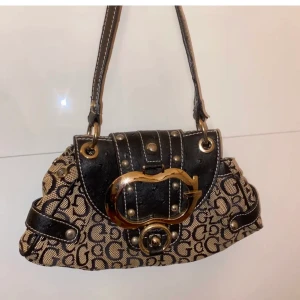 Vintage Guess väska - Säljer min vintage Guess väska, perfekt liten handväska som passar till det mesta. Buda 