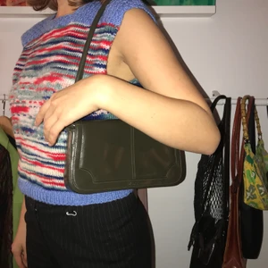 grön väska - Trendig mörkgrön axelväska i nyskick. Superfin kommer tyvärr bara aldrig till användning. 