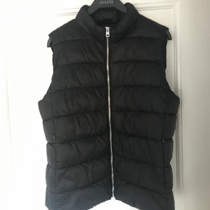 Svart väst från mango - Säljer denna populära och slutsålda västen från Mango! Den är i storlek L men passar en S/M. Väldigt sparsamt använd, nyskick!🖤🖤