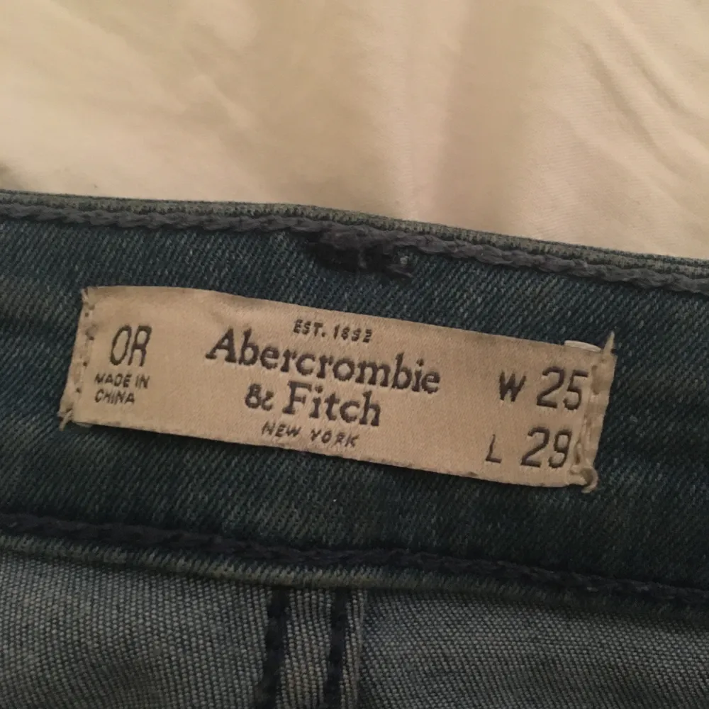 Tighta jeans, lite slitna men väldigt sköna. Litet hål i  ena bakfickan. Storlek: W 25, L 29                  Köparen står för frakt!. Jeans & Byxor.