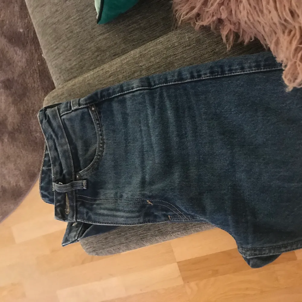 Säljer dessa jätte fina jeansen från Weekday modell Rowe på grund av att de inte passar. De är använda några fåtal gånger och ser ut som nya! Storlek 26 i midjan & 32 i längden! Säljer dem för 250kr + frakt (nypris 500kr). Skriv privat om du är intresserad💕. Jeans & Byxor.