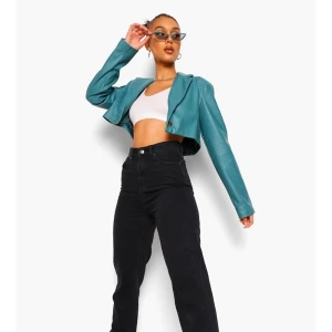 Boohoo jeans storlek 38  - Säljer mina helt nya byxor (aldrig använda) pga fel storlek! Lite för korta för mig som är 174! Skulle säga att de är som 36 i storleken 💜 200kr eller bud🤍