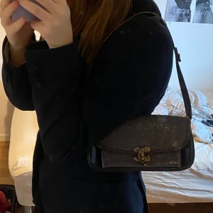 Väska från Paris - Säljer denna äkta läder väska, som är köpt vintage i Paris! Finns inget märke utan det är helt enkelt en exklusiv och unik väska.