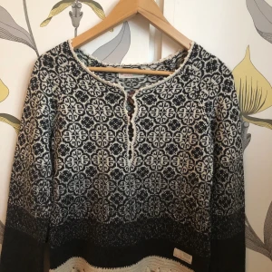 Kofta Från Odd Molly - Kofta från Odd Molly Storlek: 0, Motsvarar en XS/S. Material:  100% Bomull Inköpt på Odd Molly i Frölunda torg. Skick: Bra. Mitt Pris: 350kr inklusive frakt. 